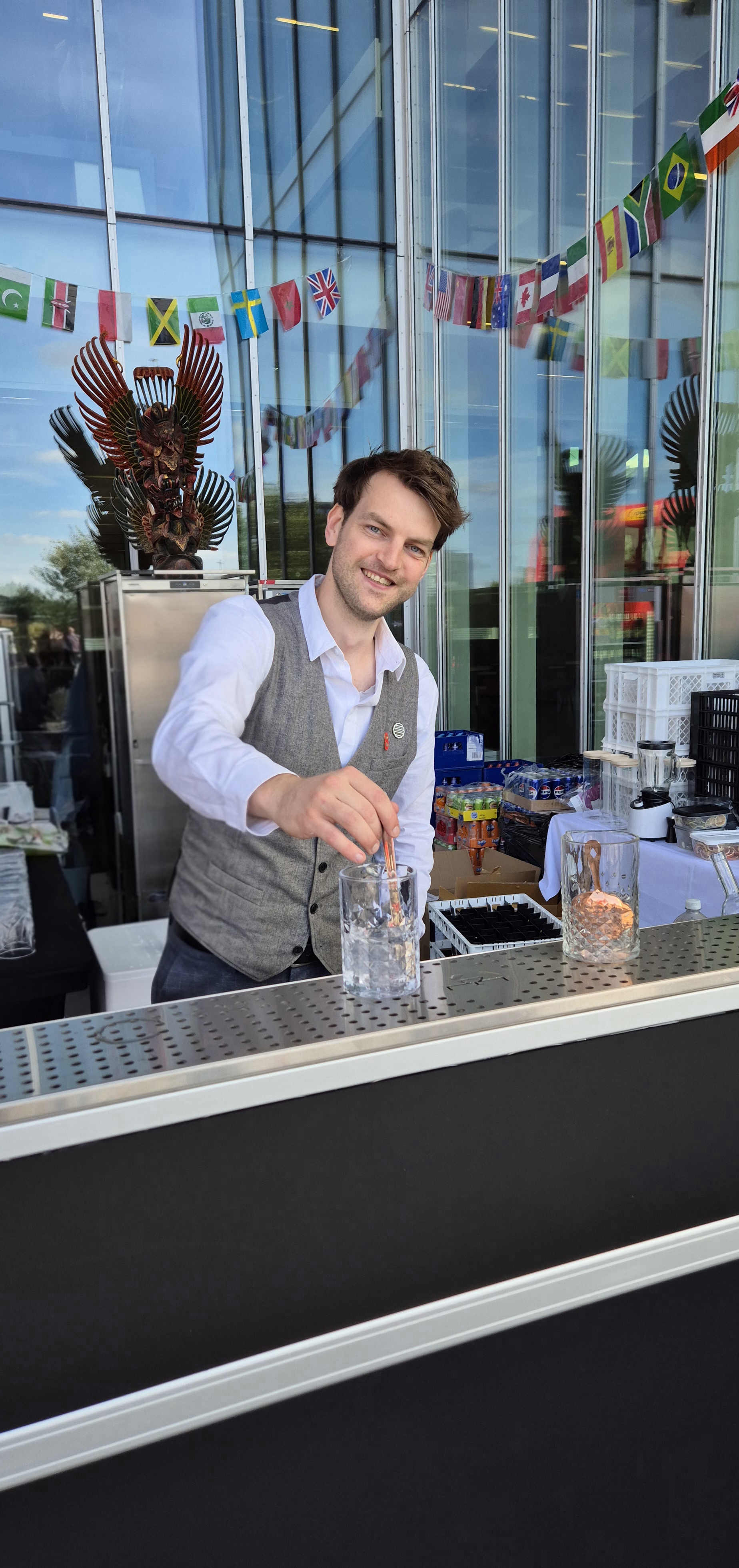 Just Jongkees aan het werk achter de mobiele cocktailbar